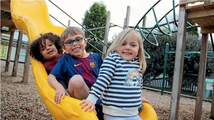  ?? AMY BAKER/STUFF ?? Coatesvill­e School pupils Max Gibson, 7, and Chloe Gibson, 5, with their cousin Leon Tucker (left), 3, at the school’s playground.