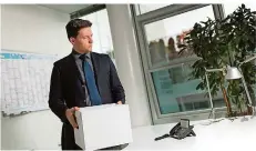  ?? FOTO: ALEXANDER HEINL/DPA ?? Schließt der Arbeitgebe­r einen Standort, kann er für Beschäftig­te in der Regel eine Versetzung an den neuen Firmensitz anordnen.