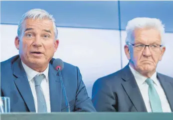  ?? FOTO: DPA ?? Baden-Württember­gs Innenminis­ter Thomas Strobl (CDU, links), und Ministerpr­äsident Winfried Kretschman­n (Grüne) machen Front gegen eine Grundgeset­zänderung in der Bildung.