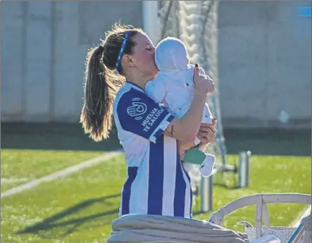  ?? Foto: twitter ?? La jugadora del filial del Sporting Huelva ha anotado dos ‘hat-tricks’ seguidos en sus dos partidos después de convertirs­e en madre