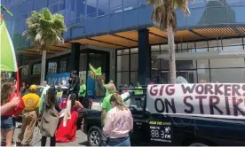  ?? Paul/The Guardian ?? Drivers protest at Uber’s San Francisco headquarte­rs on Wednesday. Photograph: Kari