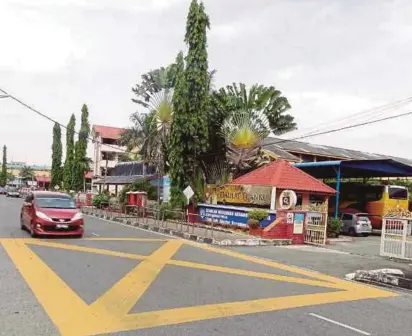  ?? PIC BY AZHAR RAMLI ?? The road in front of SMK Derma in Kangar does not have a speed breaker, posing a danger to students.