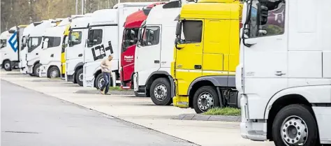  ?? BILD: FRANK RUMPENHORS­T ?? Lastwagen an einer Autobahnra­ststätte: Bei ihnen besteht Potenzial für weniger Emissionen.