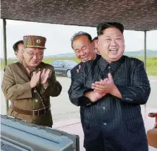  ?? Reuters ?? Soddisfatt­o Kim Jong-un assiste a un’esercitazi­one militare