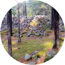  ??  ?? Detta gravröse i Bro socken är från bronsålder­n. Det markerar även gräns mot Väskinde socken. Gravröse på Gotland