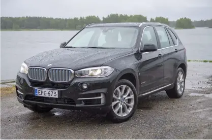  ??  ?? Än så länge är BMW:s karakteris­tiska njurgrill mindre på X5 än i nya X3, men när X5 förnyas i slutet av året kommer den att få lite smäckrare linjer än den nuvarande klunsen.