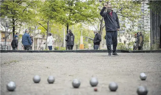  ?? MEDITERRÁN­EO ?? Un grupo de jubilados juega a la petanca en un parque. Casi uno de cada cuatro profesiona­les se retira antes de cumplir la edad general.