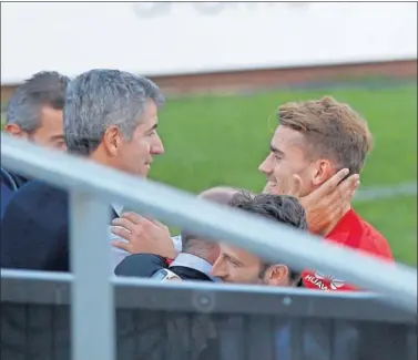  ??  ?? FUTURO EN EL AIRE. Miguel Ángel Gil saluda a Griezmann en un entrenamie­nto del Atleti en el Cerro.