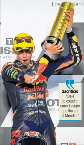  ??  ?? Pedro Acosta levanta el trofeo que le acredita como el vencedor del GP de Doha.