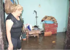  ??  ?? La docente jubilada Lucila Franco muestra su vivienda inundada.