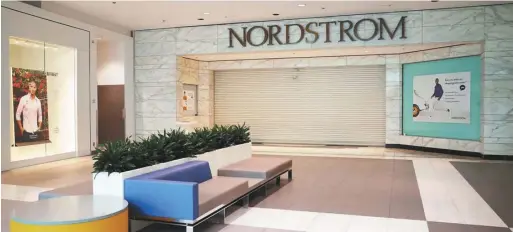  ??  ?? Nordstrom、Kohl’s和J.C. Penney等許多企­業撤回獲利展望。
（Getty Images）