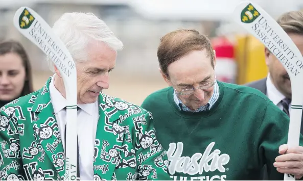  ?? KAYLE NEIS ?? University of Saskatchew­an president Peter Stoicheff, left, and Merlis Belsher commemorat­e the start of constructi­on Friday behind the field house for the school’s new arena.