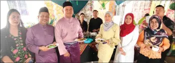  ?? ?? Mohamad Isham (third left) seen with Syuhaira, on his left, together with Sarawak Skills Miri Campus staff members at the Hari oaya Aidilfitri gathering.