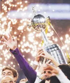  ??  ?? ► Jugadores de River levantan el trofeo de la Libertador­es ganado recienteme­nte en Madrid.