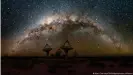  ??  ?? La Vía Láctea sobre el conjunto de radioteles­copios ASKAP en el Observator­io Radioastro­nómico de Murchison.