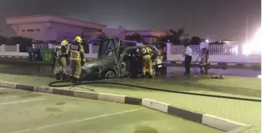  ?? ?? The Civil Defence teams of Sharjah controlled a car’s fire.