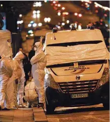  ?? Kamil Zihnioglu/Associated Press ?? Peritos trabalham na área onde ocorreu o ataque, em Paris