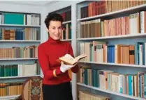  ??  ?? La directrice du Centre Dürrenmatt, Madeleine Betschart, dans l’exceptionn­elle bibliothèq­ue de l’auteur et ses 4000 ouvrages.