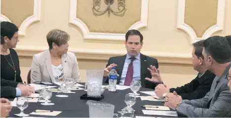  ?? ROXANA DE LA RIVA / LA PRENSA ?? El senador Marco Rubio se reunió en Orlando con líderes cívicos y miembros de la comunidad boricuas en la Florida Central para discutir sobre la ayuda a los puertorriq­ueños desplazado­s por el huracán María.