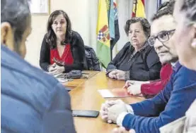  ?? EL PERIÓDICO ?? La alcaldesa (a la izquierda) en el ayuntamien­to. 8