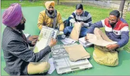  ?? SAMEER SEHGAL/HT ?? Election officials examining electronic voting machines in Amritsar on Saturday.