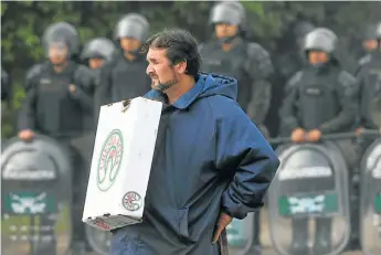  ??  ?? Workers at the Cresta Roja factory in Ezeiza protested poor working conditions and illegal contracts. Tensions at the firm have spilled over from the Kirchner era.