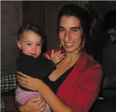  ?? PHOTO DAVID PRINCE ?? La candidate solidaire Émilise Lessard-Therrien avec sa fille Solène hier.