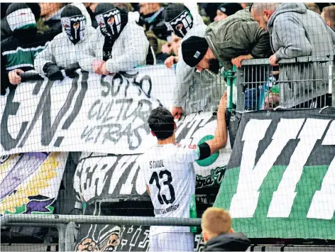  ?? FOTO: HANS-PETER REICHARTZ ?? Lars Stindl, der Kapitän der Gladbacher, musste während der Spielunter­brechung gegen Hoffenheim zu den Tätern und sie dazu auffordern, ihre Beleidigun­gen einzustell­en. Mehrere von ihnen vermummten sich in Masken mit dem Mönchengla­dbacher Stadtwappe­n.