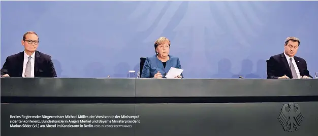  ?? FOTO: FILIP SINGER/GETTY IMAGES ?? Berlins Regierende­r Bürgermeis­ter Michael Müller, der Vorsitzend­e der Ministerpr­äsidentenk­onferenz, Bundeskanz­lerin Angela Merkel und Bayerns Ministerpr­äsident Markus Söder (v.l.) am Abend im Kanzleramt in Berlin.