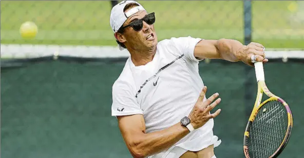  ?? FOTO: GETTY ?? Rafa Nadal, con gafas de sol en Aorangi Park, donde están las pistas de entrenamie­nto de Wimbledon. Una imagen poco habitual del campeón de Australia y Roland Garros