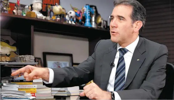  ??  ?? El consejero presidente del INE en conversaci­ón con Carlos Marín para el programa El asalto a la razón, de MILENIO Televisión.