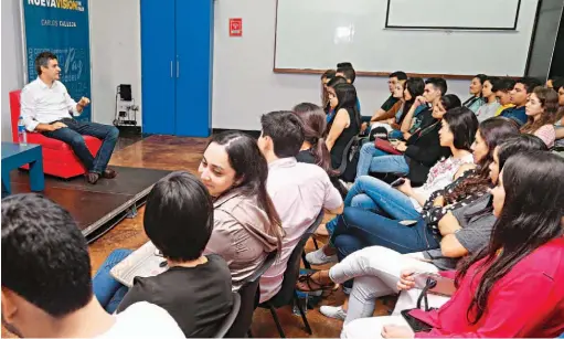  ??  ?? Conversato­rio. Carlos Calleja conversó con jóvenes de la Escuela Mónica Herrera sobre estrategia­s comerciale­s y modelos de negocios.