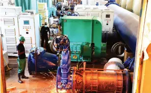  ??  ?? Engineers replace pipes at Harare’s Warren Hills water station yesterday. The equipment was purchased using devolution funds