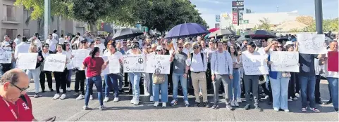  ?? ?? Simpatizan­tes de Fuerza y Corazón por Sinaloa, así como familiares de Luis García Corrales y Juan Francisco Cerón protestaro­n frente a la Fiscalía General de Sinaloa.