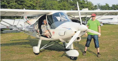  ?? SZ-FOTO: HOG ?? Der erste Flug ihres Lebens: Anna Rapp hat das Erlebnis von ihrem Nachbarn Thomas Stangl (r.) zum 95. Geburtstag geschenkt bekommen.