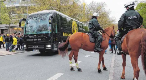  ?? FOTO: AFP ?? Berittene Polizisten schützen den Mannschaft­sbus von Borussia Dortmund bei der Ankunft im Signal Iduna Park.