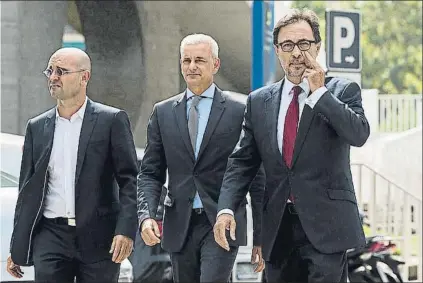  ?? FOTO: PERE PUNTÍ ?? Agustí Benedito, con el también socio Lluís Geli a su derecha, se presentaro­n al mediodía en las oficinas del FC Barcelona