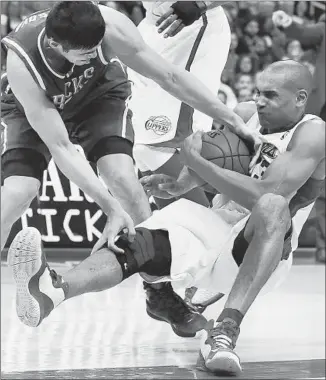  ?? Robert Gauthier Los Angeles Times ?? GRANT HILL WON’T GIVE UP without a fight, as he hits the f loor but pulls the ball away from Milwaukee’s Ersan Ilyasova during the second half at Staples Center.