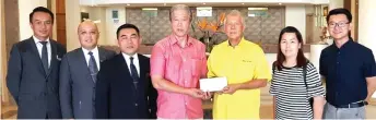  ??  ?? Ting (third right) receives the donation from Pui.