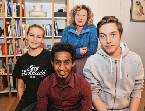  ?? Foto: Bernd Hohlen ?? Abiel floh aus Eritrea und lebt seit Mitte 2015 bei der Familie Büchl (von links): Chiara Büchl, Christine Büchl und Julian Feihl.