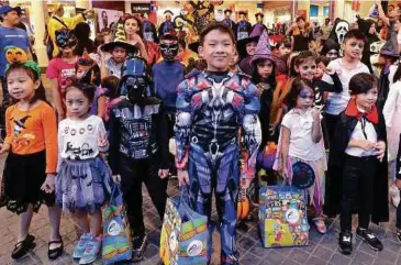  ??  ?? KANAK-KANAK memakai pelbagai kostum yang bersempena Hari Halloween, baru-baru ini.