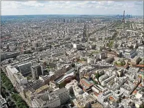  ??  ?? A Paris, le prix du mètre carré dépasse la barre des 10000 €.