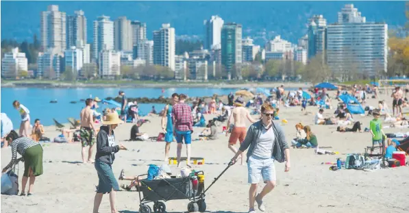  ?? JASON PAYNE ?? The hot weather brought crowds to Kits beach in Vancouver Saturday despite health warnings about new COVID-19 strains.
