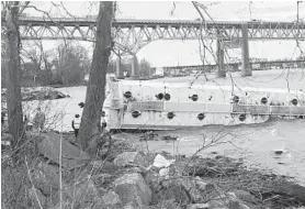  ?? TOM SALVATORE ?? Crews work to secure a covered hopper car that fell from the CSX Railroad's Susquehann­a River bridge during Friday night's high winds and floated downstream.