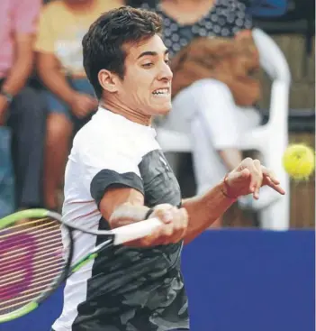  ??  ?? ► Garin golpea de derecha, en una imagen del último Challenger de Santiago.