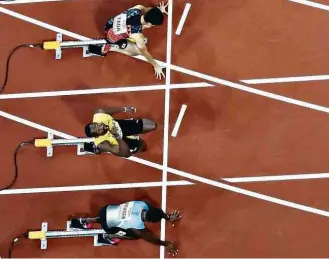 ?? Fabrizio Bensch/Reuters ?? » VAI NA FÉ Usain Bolt se benze antes de vencer a eliminatór­ia dos 100 m (10s07) no Mundial de Londres, que marca seu adeus; astro disputa semifinal e final neste sábado BRASILEIRO