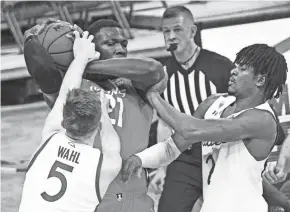  ?? ASSOCIATED PRESS ?? Illinois’ Kofi Cockburn gets tied up by Wisconsin’s Tyler Wahl and Aleem Ford during the second half Saturday.