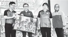  ??  ?? PENGHARGAA­N: Dr Annuar (dua kiri) menerima cenderamat­a daripada Pengetua SMK Pending Yong Ing Thung (kiri) selepas merasmikan Program Ceriaton dan Gotong-Royong Perdana sempena Karnival Kokurikulu­m dan Votek SMK Pending, semalam.