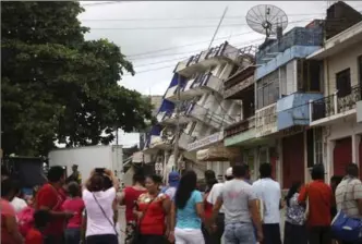  ?? FELIX MARQUEZ, THE ASSOCIATED PRESS ?? Residents look at a partially collapsed hotel in Matias Romero, Oaxaca state, Mexico, Friday.