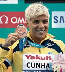  ?? Attila Kisbenedek/AFP ?? A nadadora Ana Marcela Cunha com a medalha de bronze